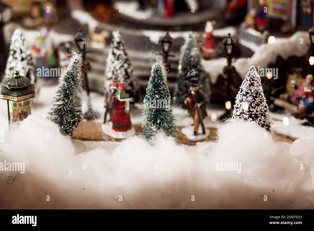 Miniaturmenschen: Bunte Weihnachtsfiguren und Dekorationen. Stockfoto