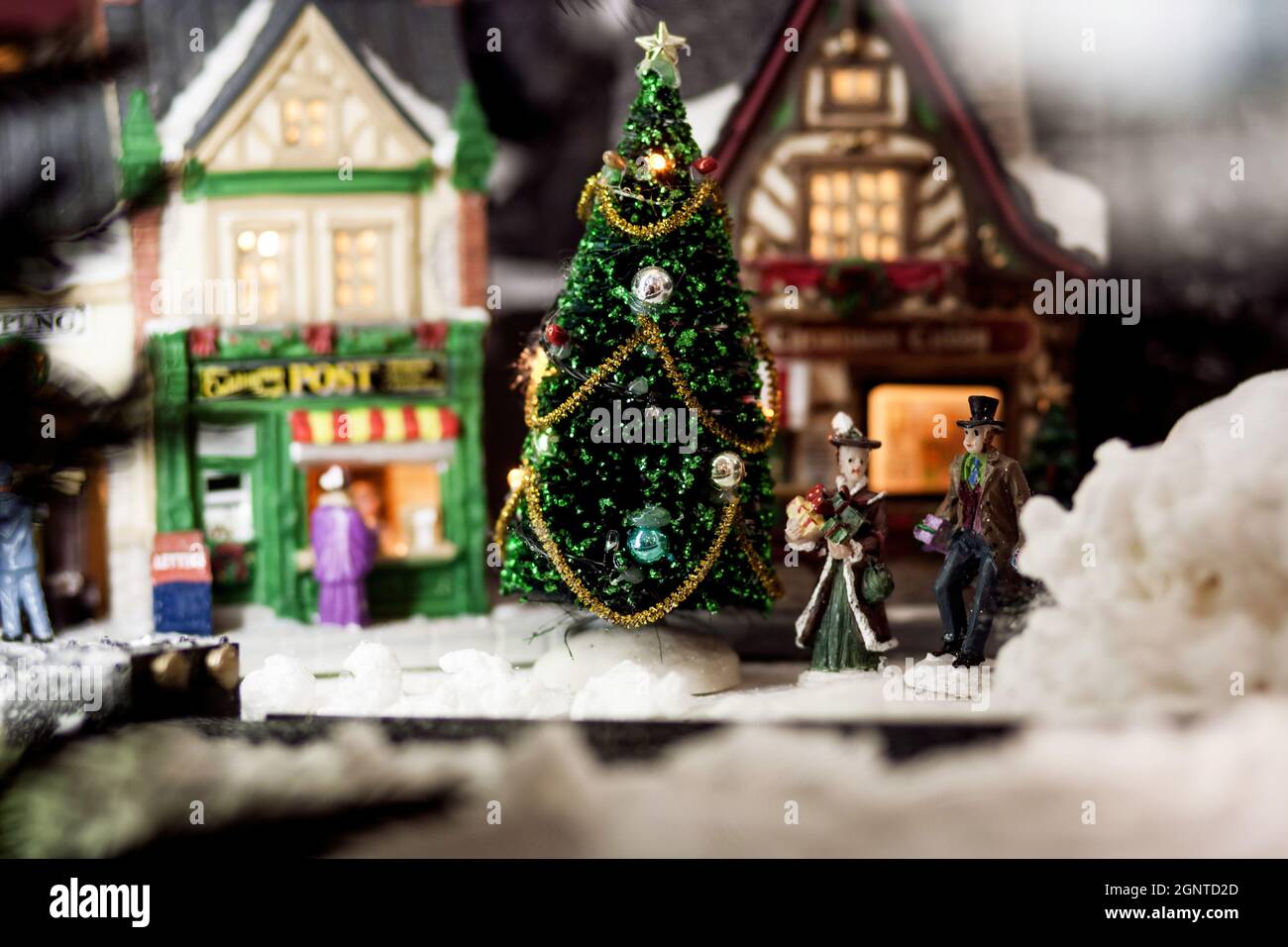 Traditionelle Miniatur weihnachten - glückliche Menschen in der Nähe von weihnachtsbaum Stockfoto