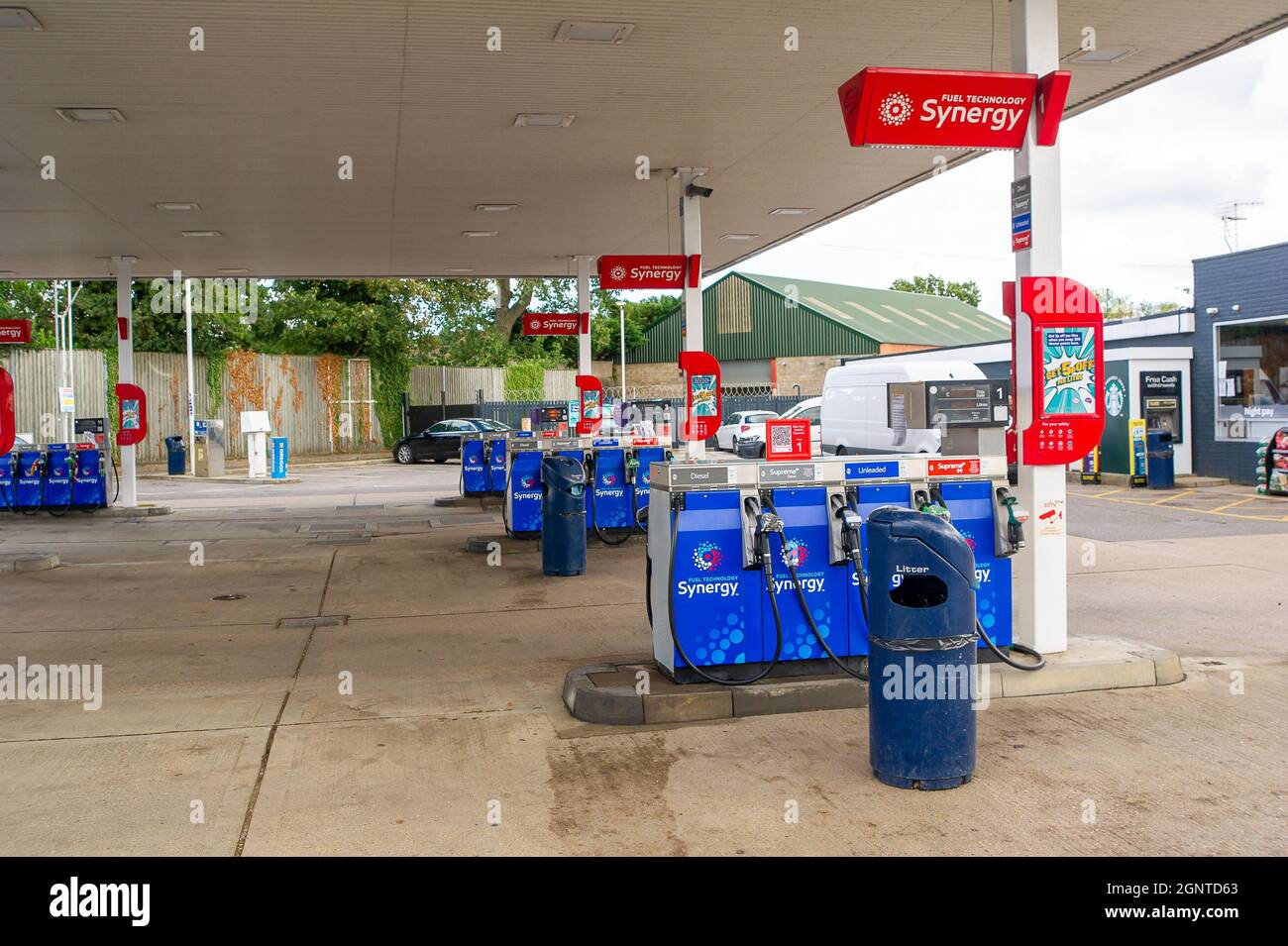 Denham, Buckinghamshire, Großbritannien. September 2021. Der Esso-Tankstelle an der A40 Oxford Road in Denham war heute der Treibstoff ausgehen. Aufgrund des Mangels an Kraftfahrern, die nach dem Brexit und der Covid-19-Pandemie Kraftstoff ausliefern, hat sich die Panik beim Kauf von Benzin und Diesel in den letzten Tagen fortgesetzt. Quelle: Maureen McLean/Alamy Live News Stockfoto