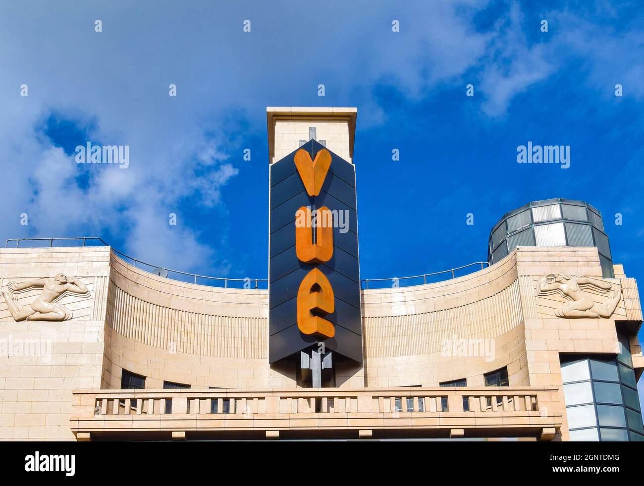 Vue Cinema Gebäude mit Außendetails, Leicester Square. London, Großbritannien. Stockfoto