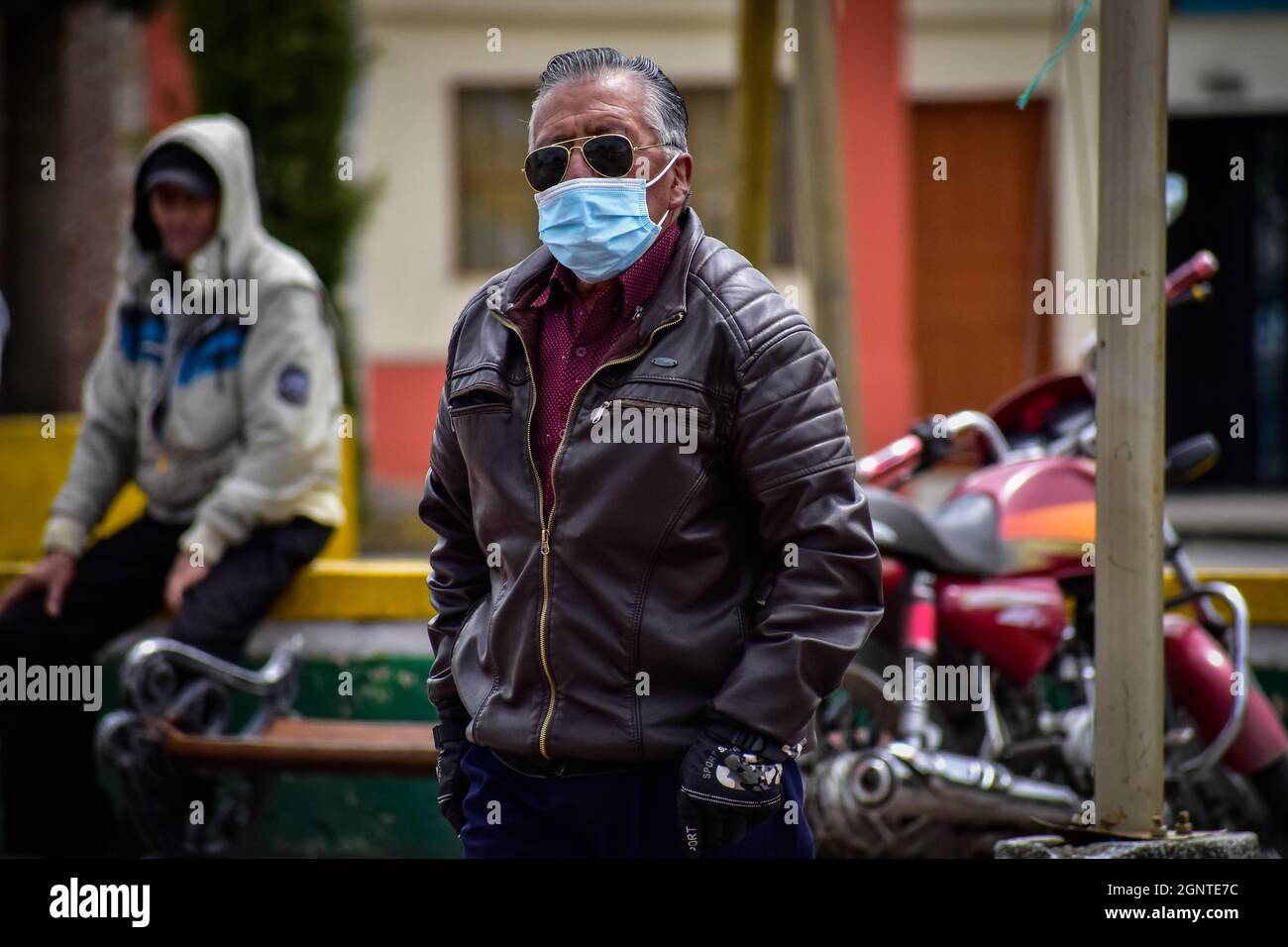 Ein älterer Mann trägt am 15. August 2021 in Cumbal - Nariño, Kolumbien, eine schützende Gesichtsmaske gegen COVID-19. Stockfoto