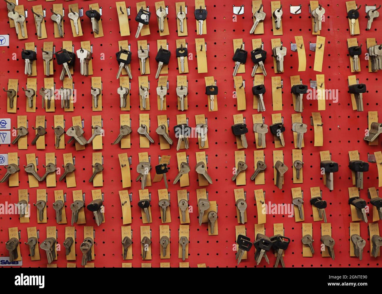 Limassol - Zypern - 20. September 2021: Ungeschnittener Schlüssel in der Schlosserei auf hellrotem Hintergrund Stockfoto
