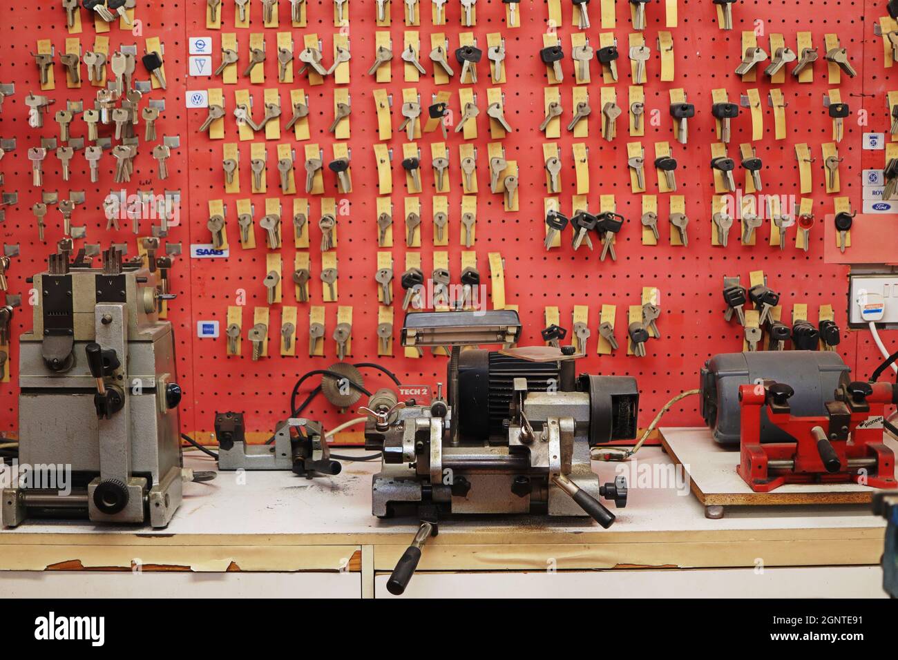 Limassol - Zypern - 20. September 2021: Ungeschnittener Schlüssel in der Schlosserei auf hellrotem Hintergrund Stockfoto