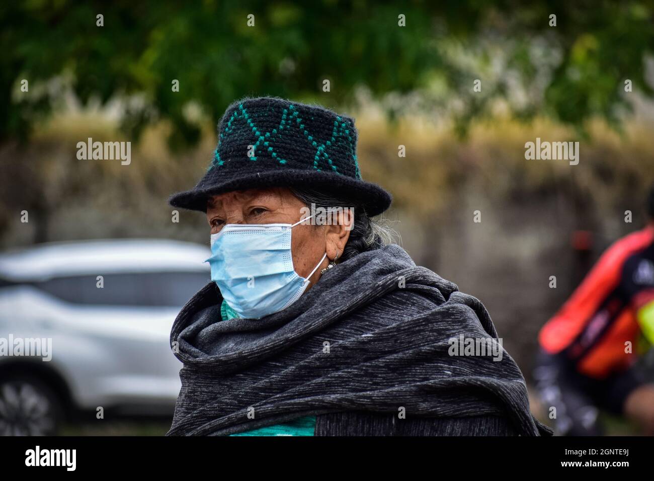 Eine ältere Frau geht am 15. August 2021 mit einer schützenden Gesichtsmaske gegen COVID-19 in Cumbal - Nariño, Kolumbien. Stockfoto