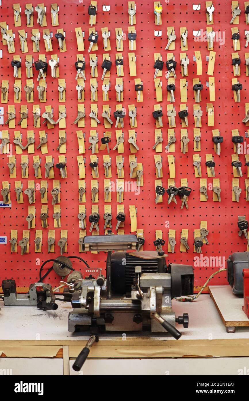 Limassol - Zypern - 20. September 2021: Ungeschnittener Schlüssel in der Schlosserei auf hellrotem Hintergrund Stockfoto