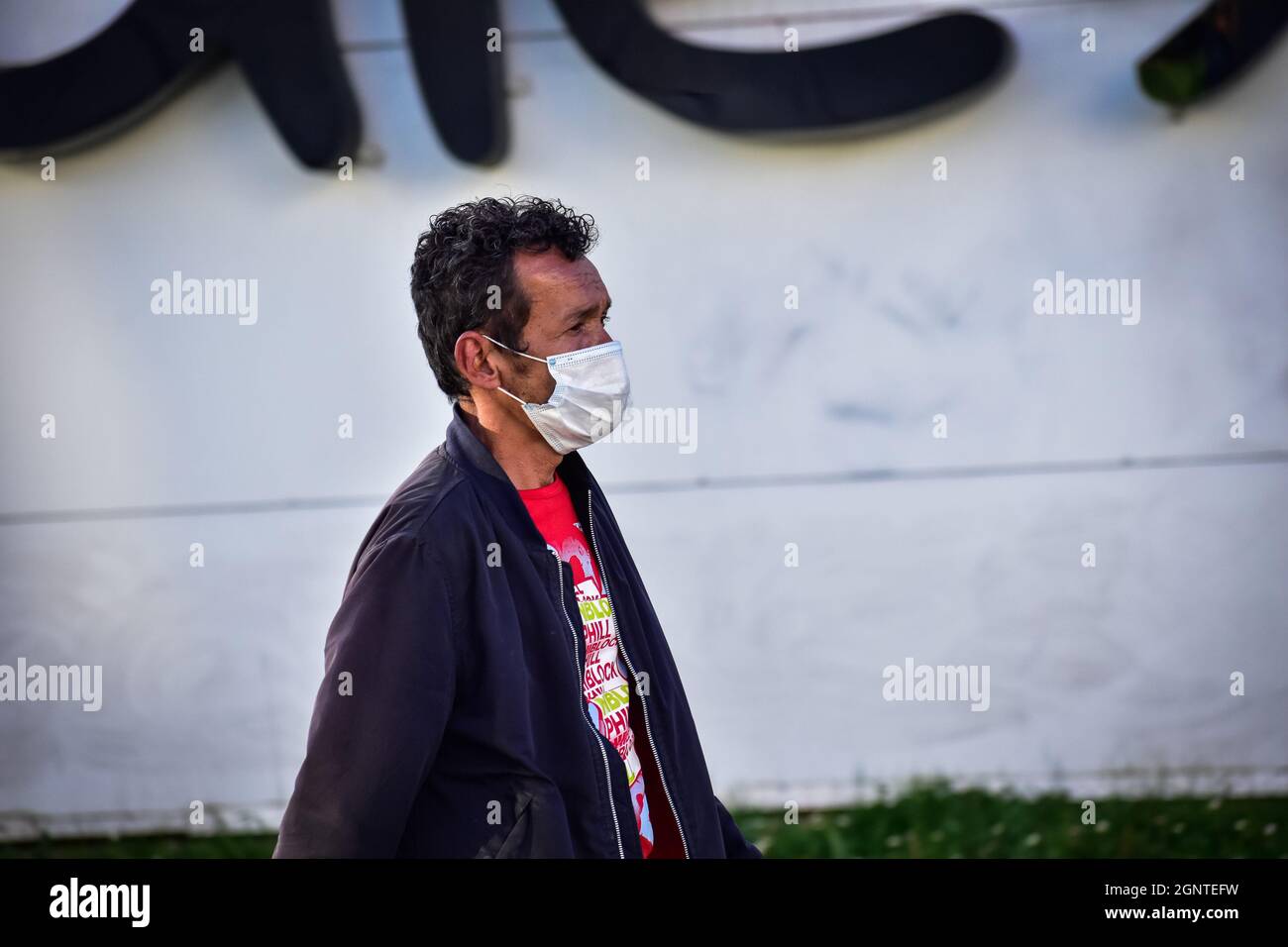 Ein Mann geht am 8. August 2021 in Cumbal - Nariño, Kolumbien, mit Gesichtsschutzmasken gegen die COVID-19-Pandemie spazieren. Stockfoto