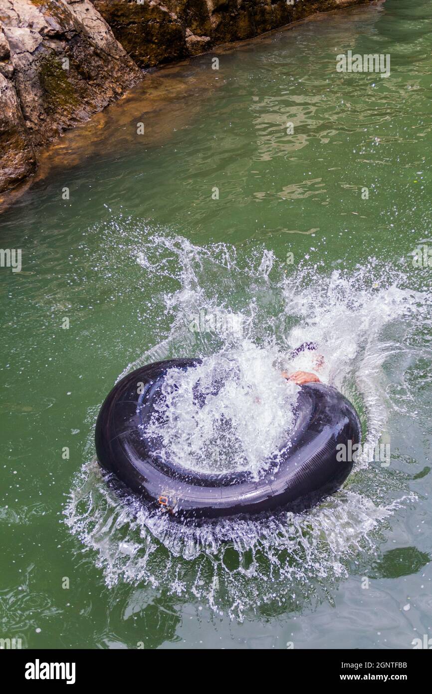 Mann sprang in einem Wasser in Los Cangilones de Gualaca - Mini Canyon in Panama Stockfoto