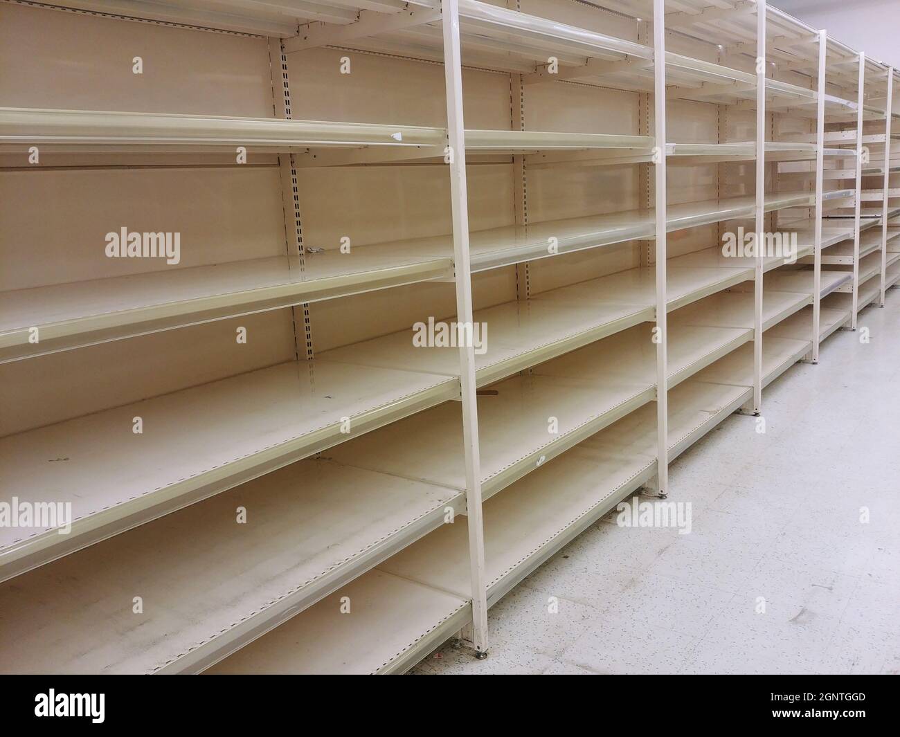 Lebensmittelknappheit, leere Supermarktregale, Stände ohne Artikel, Wirtschaftskrise, ausverkauft. Stockfoto