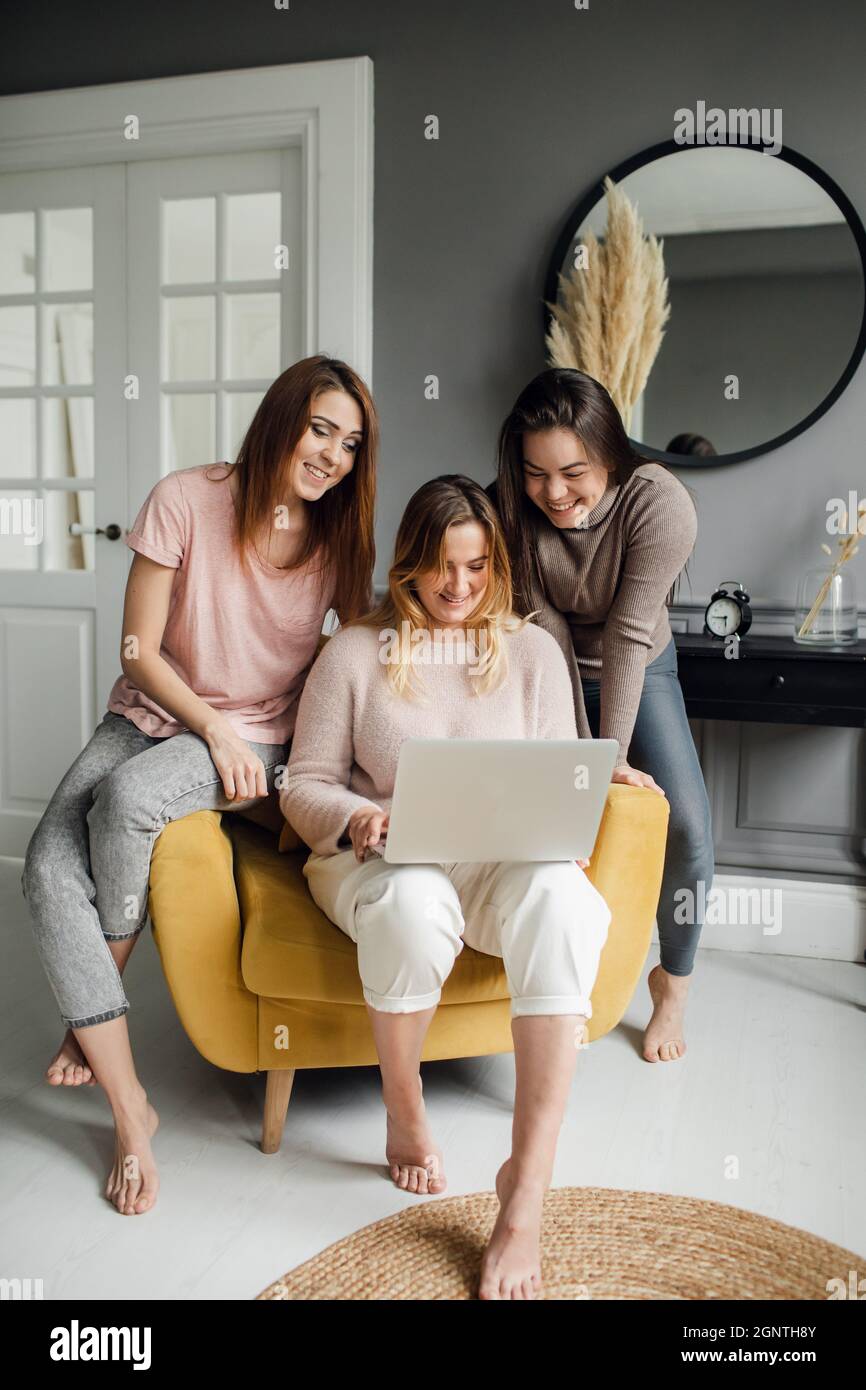 Freundinnen Studenten erledigen Aufgaben zusammen auf einem Laptop zu Hause Stockfoto