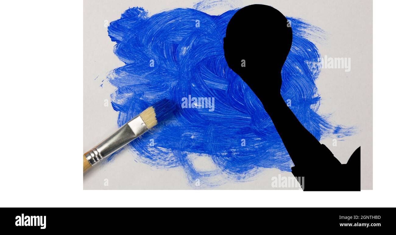 Mittlerer Abschnitt der Silhouette der weiblichen Handballspielerin gegen blauen Farbfleck und Pinsel Stockfoto