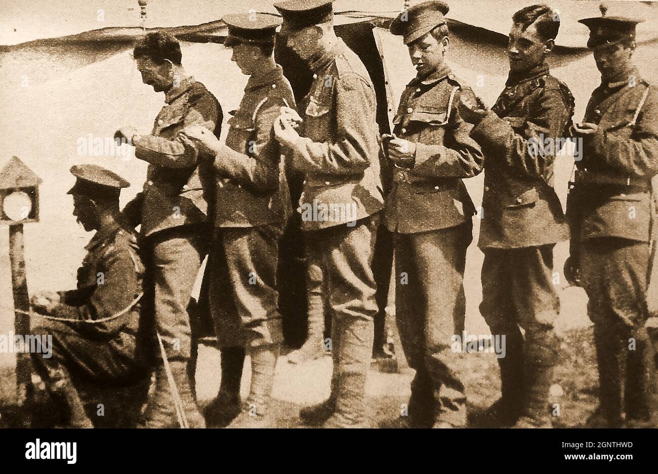 Britische Truppen des Ersten Weltkriegs in Frankreich, die ihre Uhren vor einem Angriff auf die gleiche Zeit gestellt haben. Stockfoto