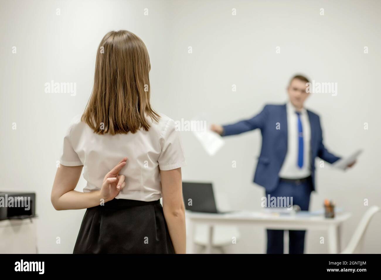 Wütender Chef, der seinen jungen Mitarbeiter anbrüllt, ist gestresst und frustriert: Feindlicher Chef und Mobbing-Konzept. Stockfoto