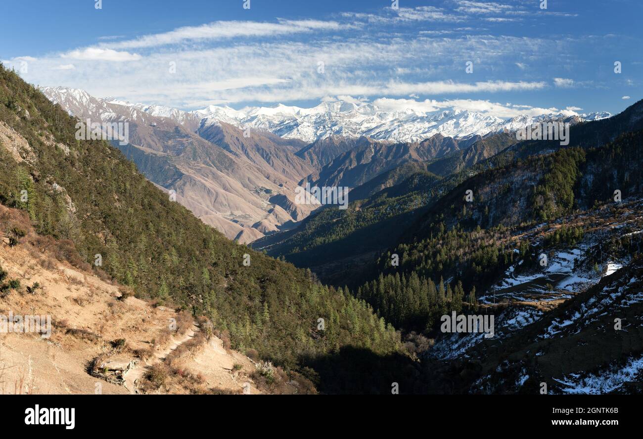 Lower Dolpo - Landschaft rund um Dunai, Juphal Dörfer und Dhaulagiri himal von Balangra Lagna Pass - West-Nepal Stockfoto