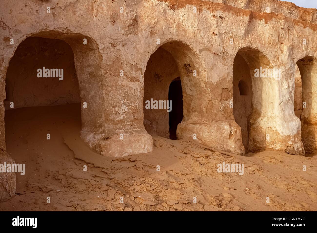 Verlassene Kulisse für die Dreharbeiten zum Star Wars-Film in der Sahara vor dem Hintergrund von Sanddünen. Stockfoto