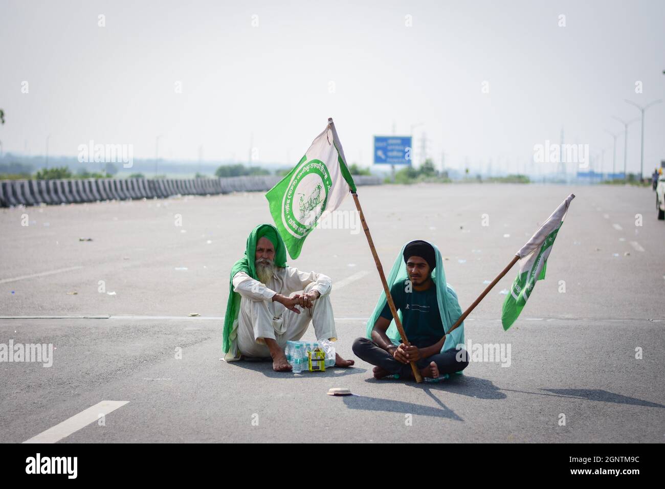 Sonipat, Indien. September 2021. Während des Protestes sitzen Bauern auf einer blockierten KMP-Schnellstraße.Bauern blockieren Autobahnen und Eisenbahnschienen als Teil der Proteste gegen die Agrargesetze während landesweiter Proteste in Sonipat, dem nördlichen Bundesstaat Haryana. (Foto von Manish Rajput/SOPA Images/Sipa USA) Quelle: SIPA USA/Alamy Live News Stockfoto