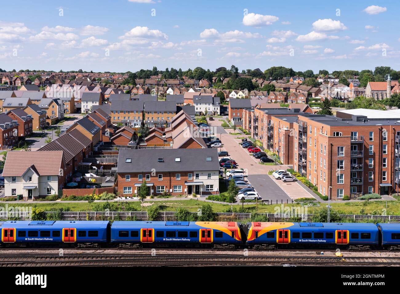 Luftaufnahme auf einer Bahnlinie und gemischten Wohnungen - Wohnblöcke, freistehende und halbfreistehende Wohnungen - im Chapel Gate Estate, Basingstoke, UK Stockfoto