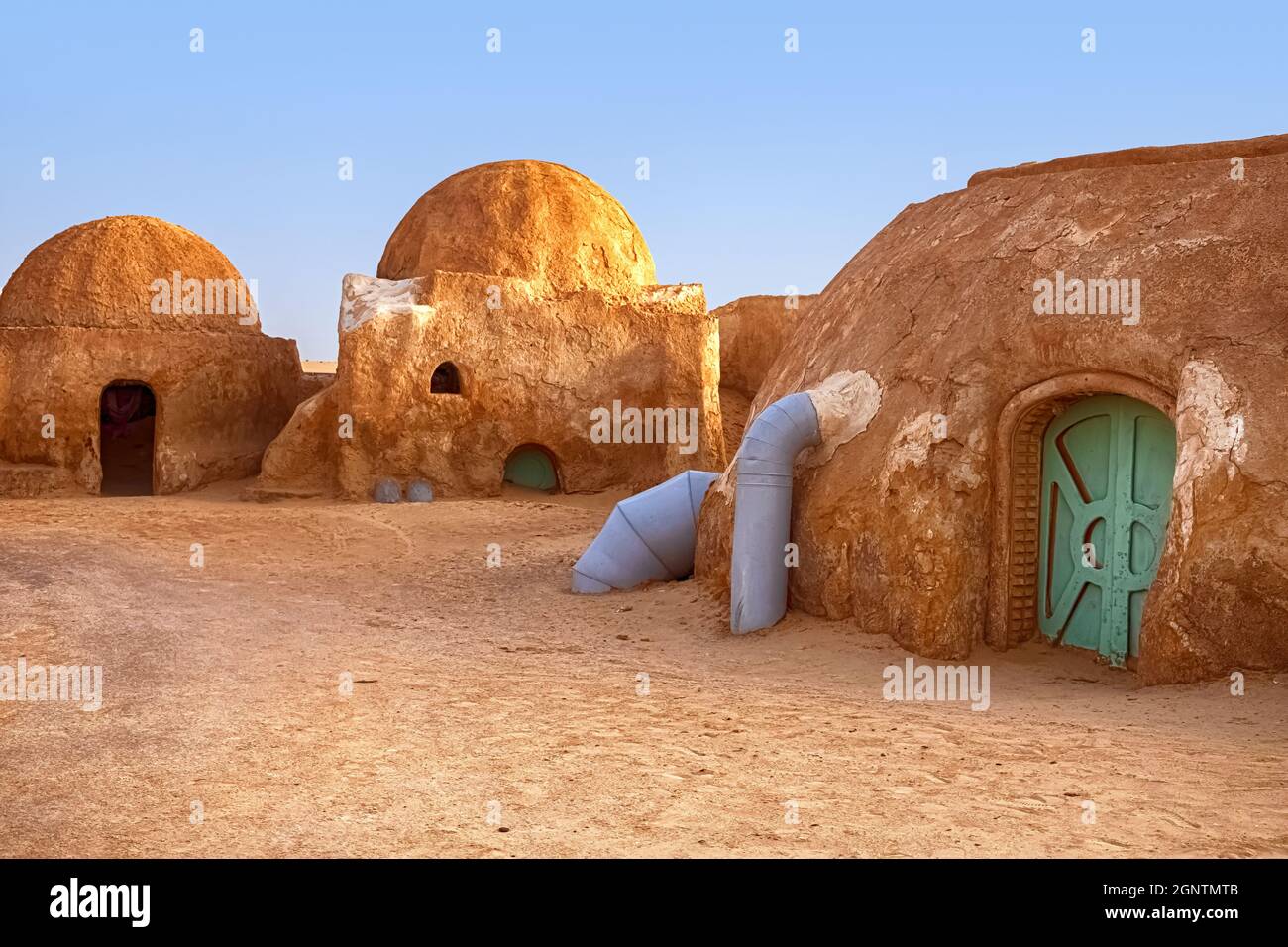Verlassene Kulisse für die Dreharbeiten zum Star Wars-Film in der Sahara vor dem Hintergrund von Sanddünen. Stockfoto