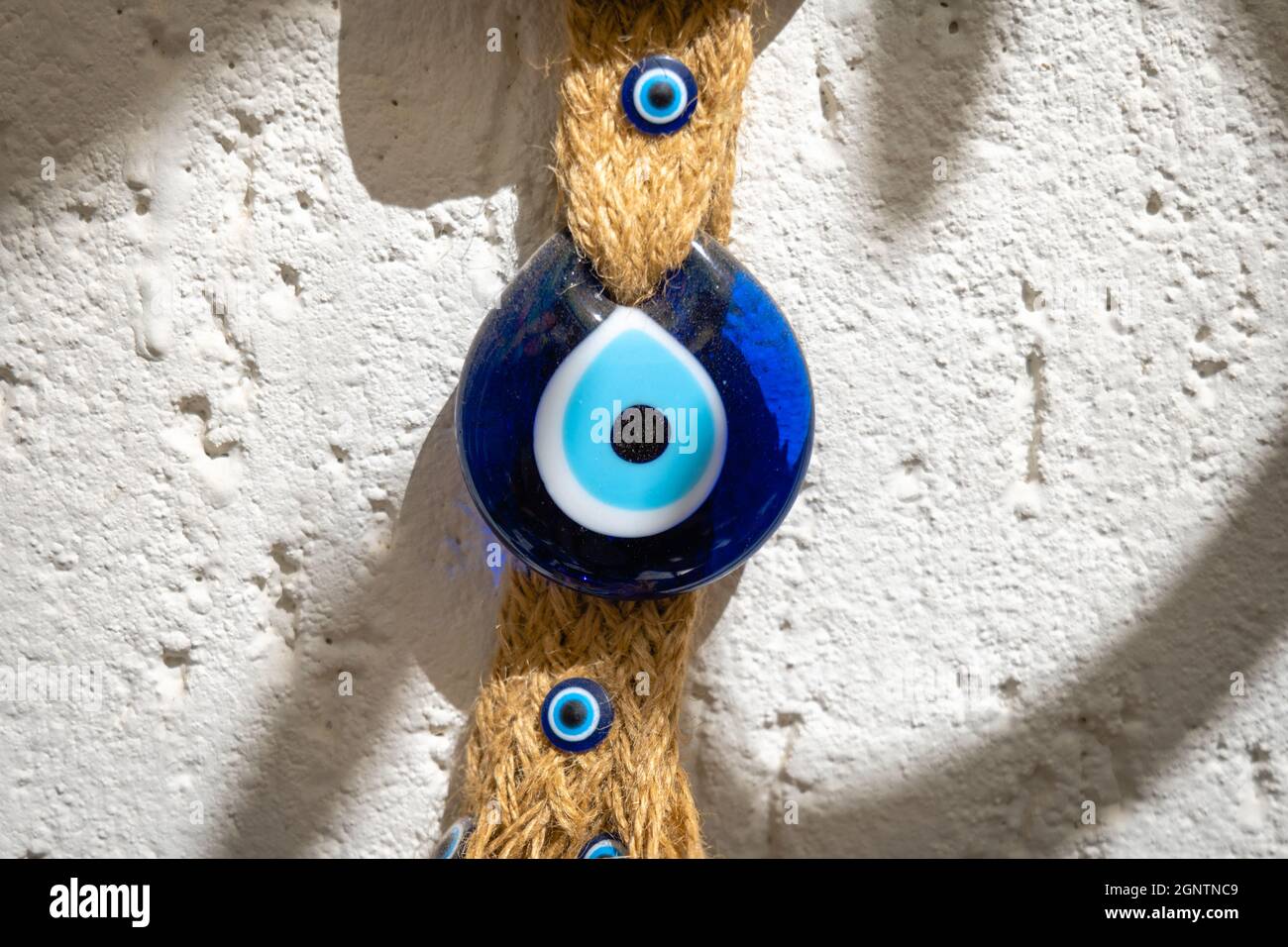 Nazar, das böse Auge traditionelle türkische Amulette, die in der Türkei  für Einheimische und Touristen als Souvenir und Geschenk beliebt sind  Stockfotografie - Alamy