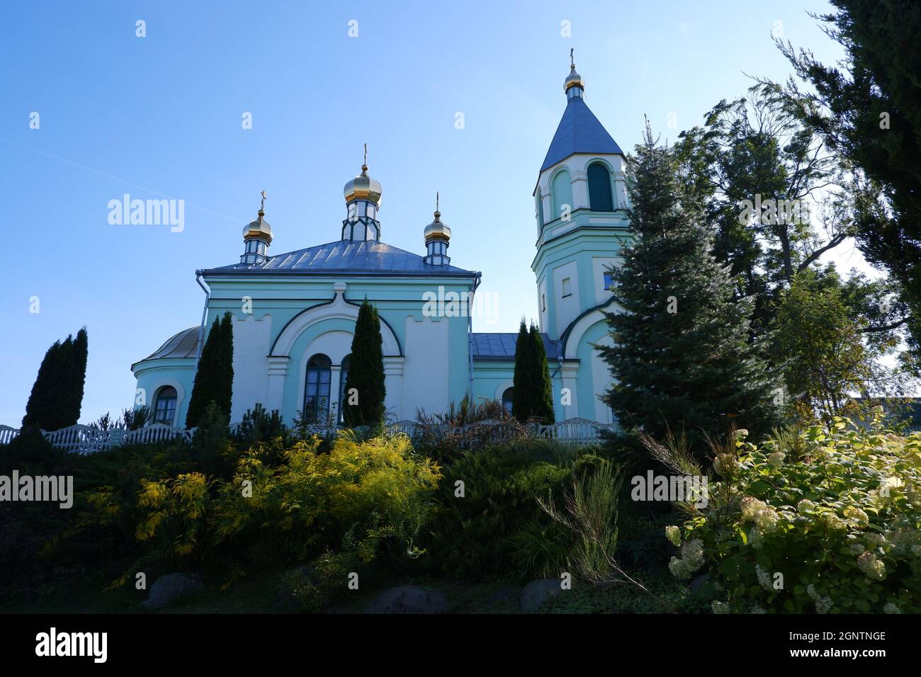 Brest, Weißrussland - 10. September 2021:prächtige türkisfarbene orthodoxe Kirche in den Strahlen der untergehenden Sonne Stockfoto