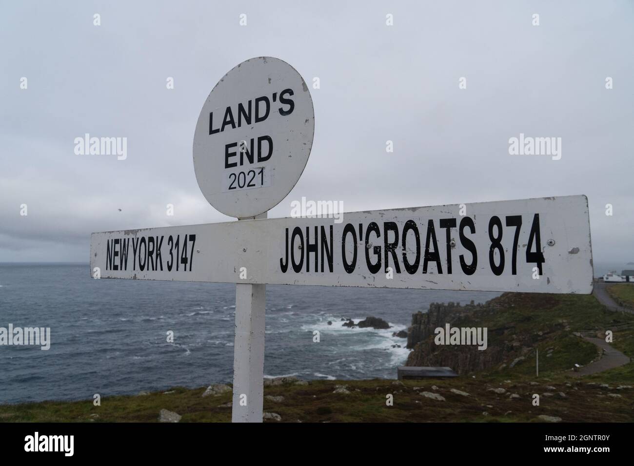 Cornwall, Großbritannien. September 2021. Das Land endet an John O'Groats Zeichen ist eines der berühmtesten Zeichen in Großbritannien. Es ist ein Marker für die südwestlich größte Spitze des Vereinigten Königreichs. Jedes Jahr machen Athleten und Abenteuer die Reise von John O Groats nach Lands End, oft durch Radfahren, Wandern, Laufen oder Fahren. Die Reise ist 874 Meilen lang. (Foto von Edward Crawford/SOPA Images/Sipa USA) Quelle: SIPA USA/Alamy Live News Stockfoto