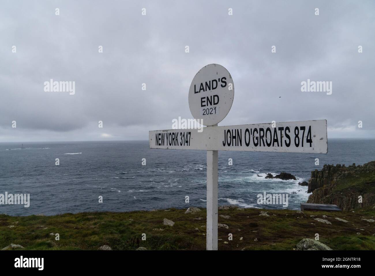 Cornwall, Großbritannien. September 2021. Das Land endet an John O'Groats Zeichen ist eines der berühmtesten Zeichen in Großbritannien. Es ist ein Marker für die südwestlich größte Spitze des Vereinigten Königreichs. Jedes Jahr machen Athleten und Abenteuer die Reise von John O Groats nach Lands End, oft durch Radfahren, Wandern, Laufen oder Fahren. Die Reise ist 874 Meilen lang. (Foto von Edward Crawford/SOPA Images/Sipa USA) Quelle: SIPA USA/Alamy Live News Stockfoto