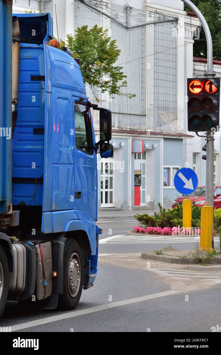 Tankwagen stecken an einer roten Ampel an einer Kreuzung in einem Stau fest. Schnittpunkt des Lichts. Stockfoto