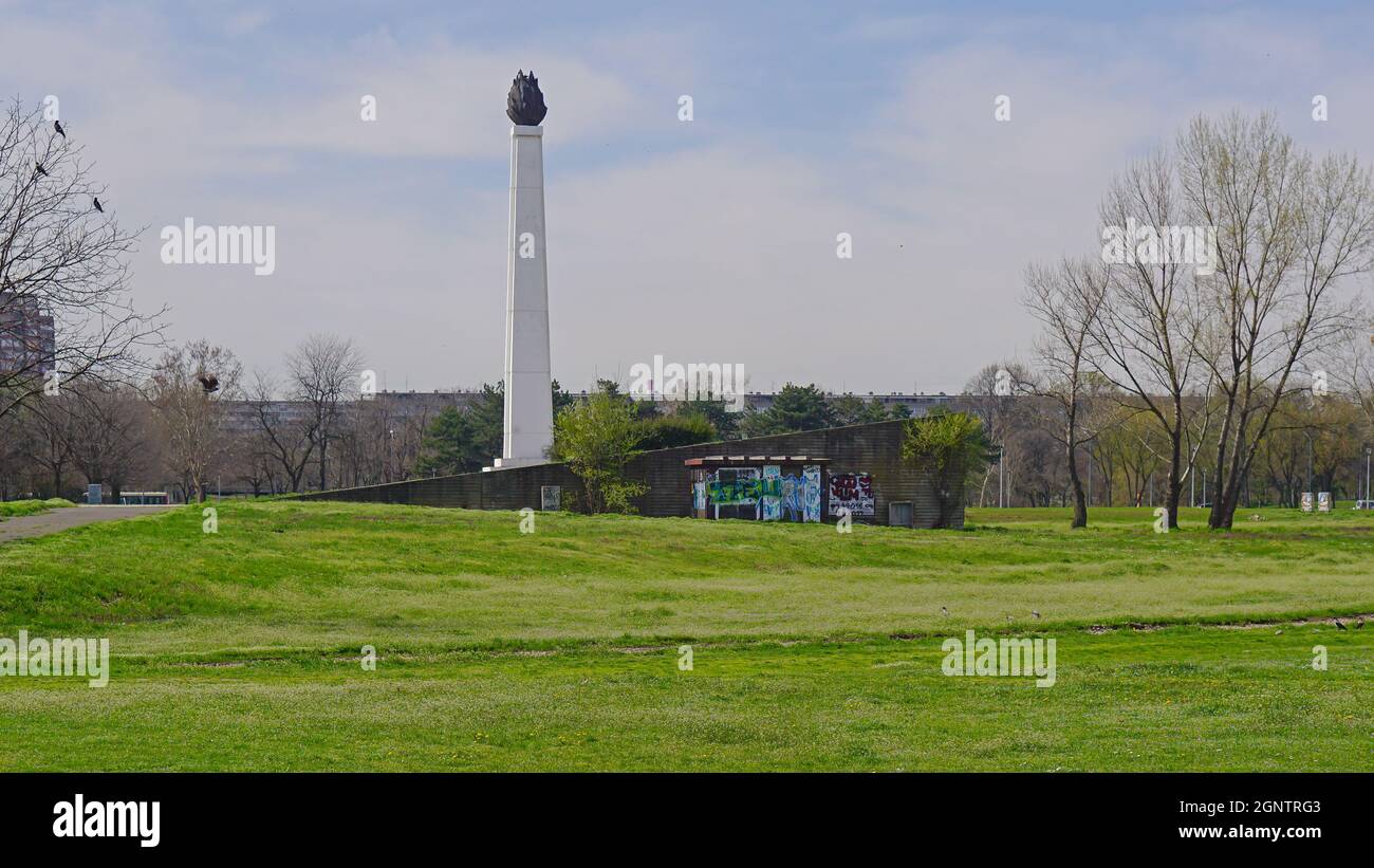 Belgrad, Serbien - 4. April 2018: Denkmal der ewigen Flamme im Freundschaftspark in Neu-Belgrad. Stockfoto
