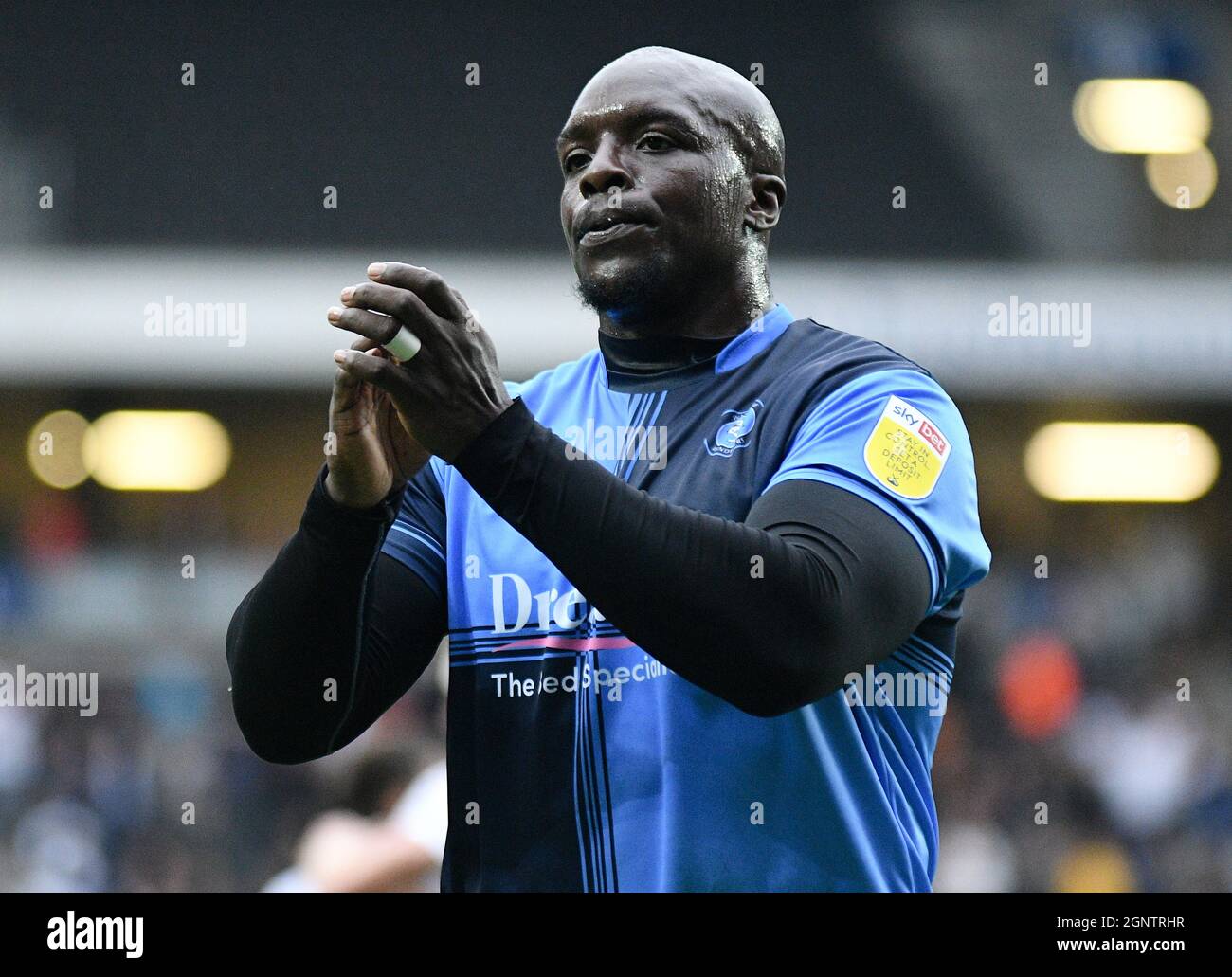 MILTON KEYNES, ENGLAND - 25. SEPTEMBER 2021: Saheed Adebayo Akinfenwa von Wycombe begrüßt die Fans nach dem 2021/22 SkyBet EFL League One Matchweek 9 Spiel zwischen MK Dons FC und Wycombe Wanderers FC im Stadium MK. Copyright: Cosmin Iftode/Picstaff Stockfoto