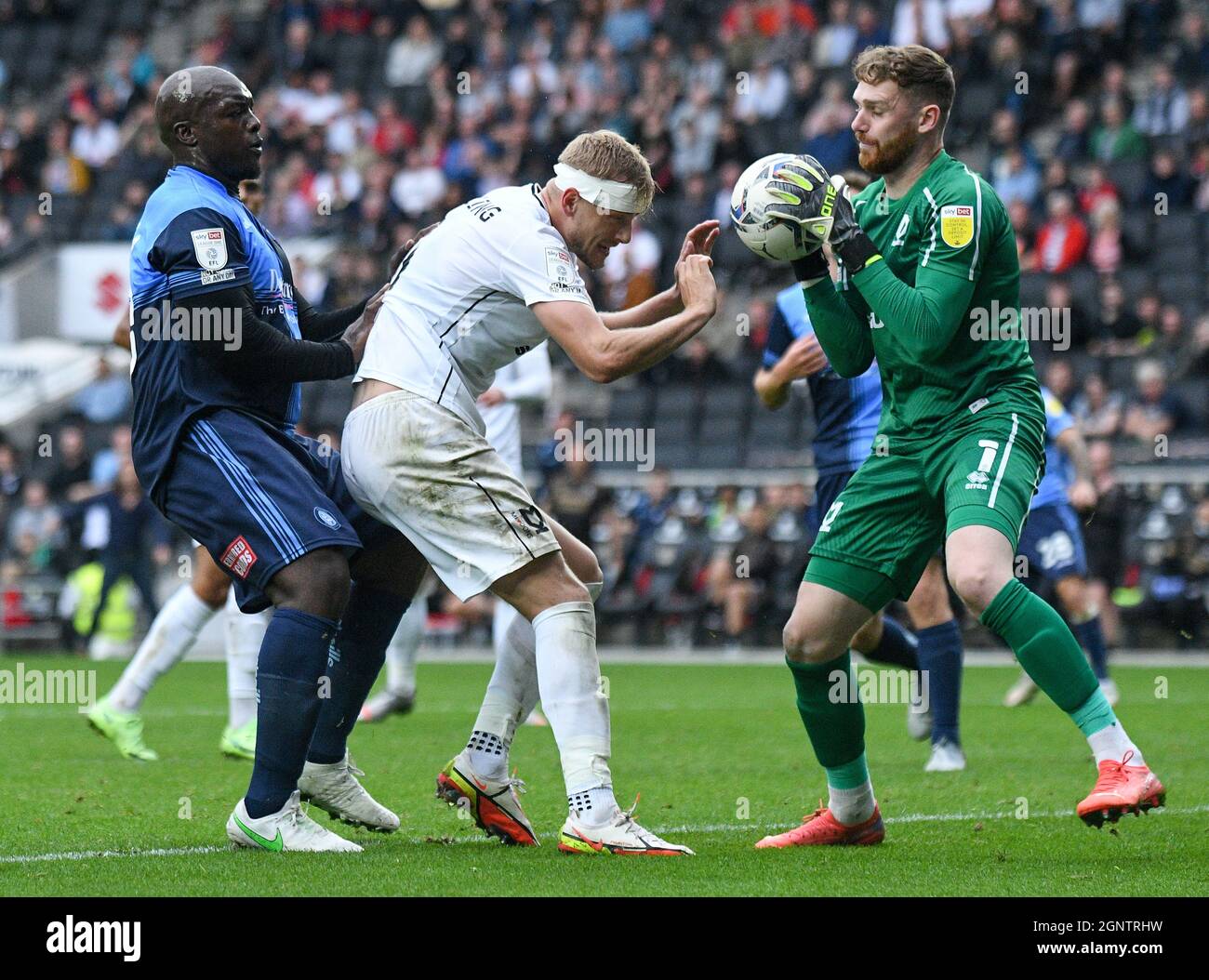 MILTON KEYNES, ENGLAND - 25. SEPTEMBER 2021: Saheed Adebayo Akinfenwa von Wycombe (L), Harry Jack Darling von Dons (C) und Andrew Lee Fisher von Dons (R), aufgenommen während des SkyBet EFL League 9, einem Spielwochenspiel 2021/22 zwischen MK Dons FC und Wycombe Wanderers FC im Stadium MK. Copyright: Cosmin Iftode/Picstaff Stockfoto