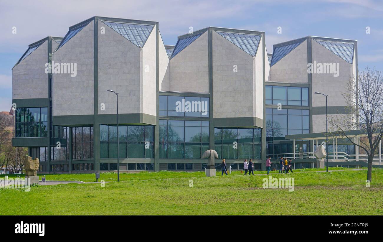 Belgrad, Serbien - 4. April 2018: Museumsgebäude für moderne Kunst in Neu-Belgrad. Stockfoto