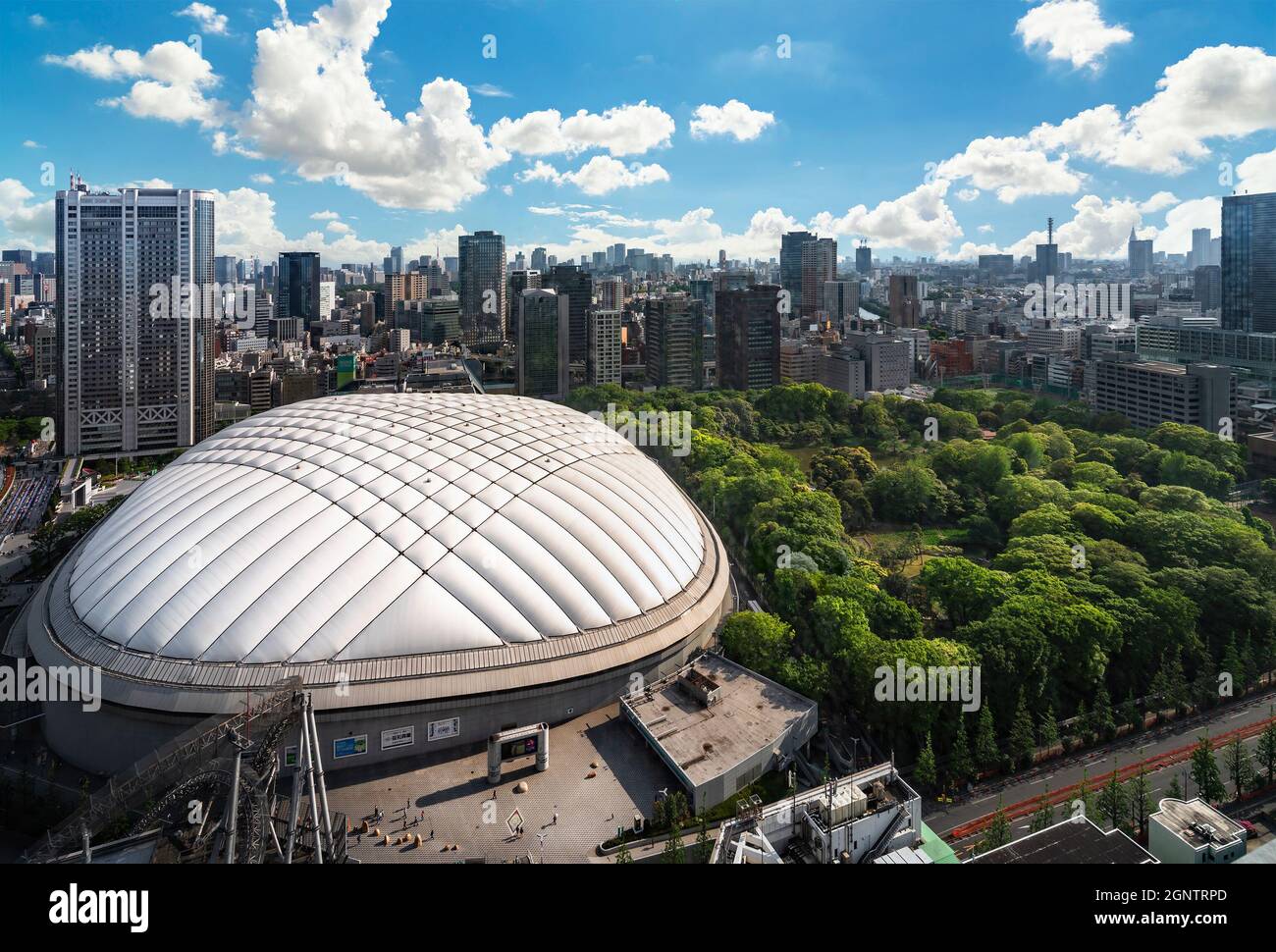 tokio, japan - Mai 03 2021: Vogelansicht des Tokyo Dome Stadions, das als Big Egg Teil des Einkaufszentrums Laqua Tokyo Dome City Mall in kourakuen Asi bezeichnet wird Stockfoto