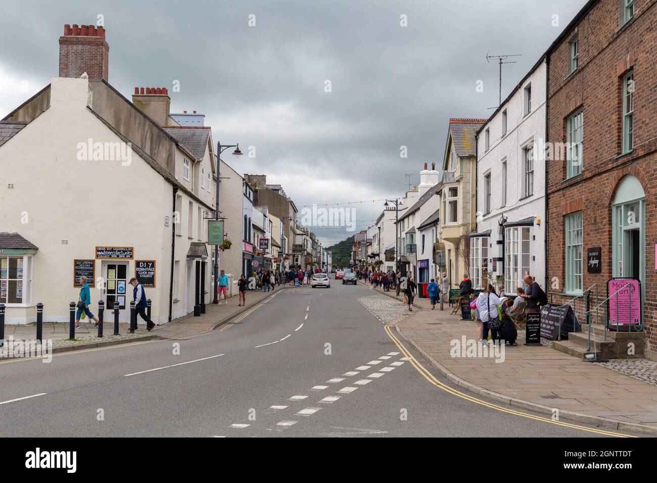 Beaumaris, Wales: Castle Street (A545), Haupteinkaufsstraße in dieser Küstenstadt auf Anglesey. Stockfoto