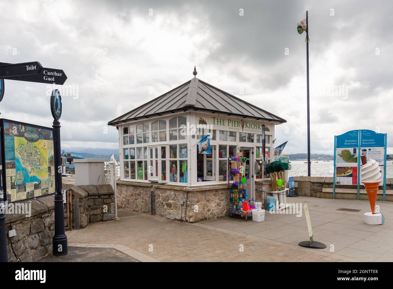 Beaumaris, Wales, Großbritannien: Der Pier-Kiosk an der Anglesey-Küste mit Blick auf die Menai-Meerenge in Richtung Snowdonia Stockfoto