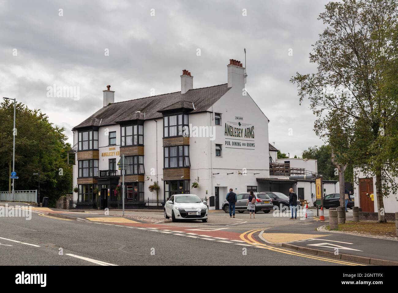 Menai Bridge, Wales - September 12 2021: Anglesey Arms Pub, Hotel und Restaurant an der Mona Road. Stockfoto