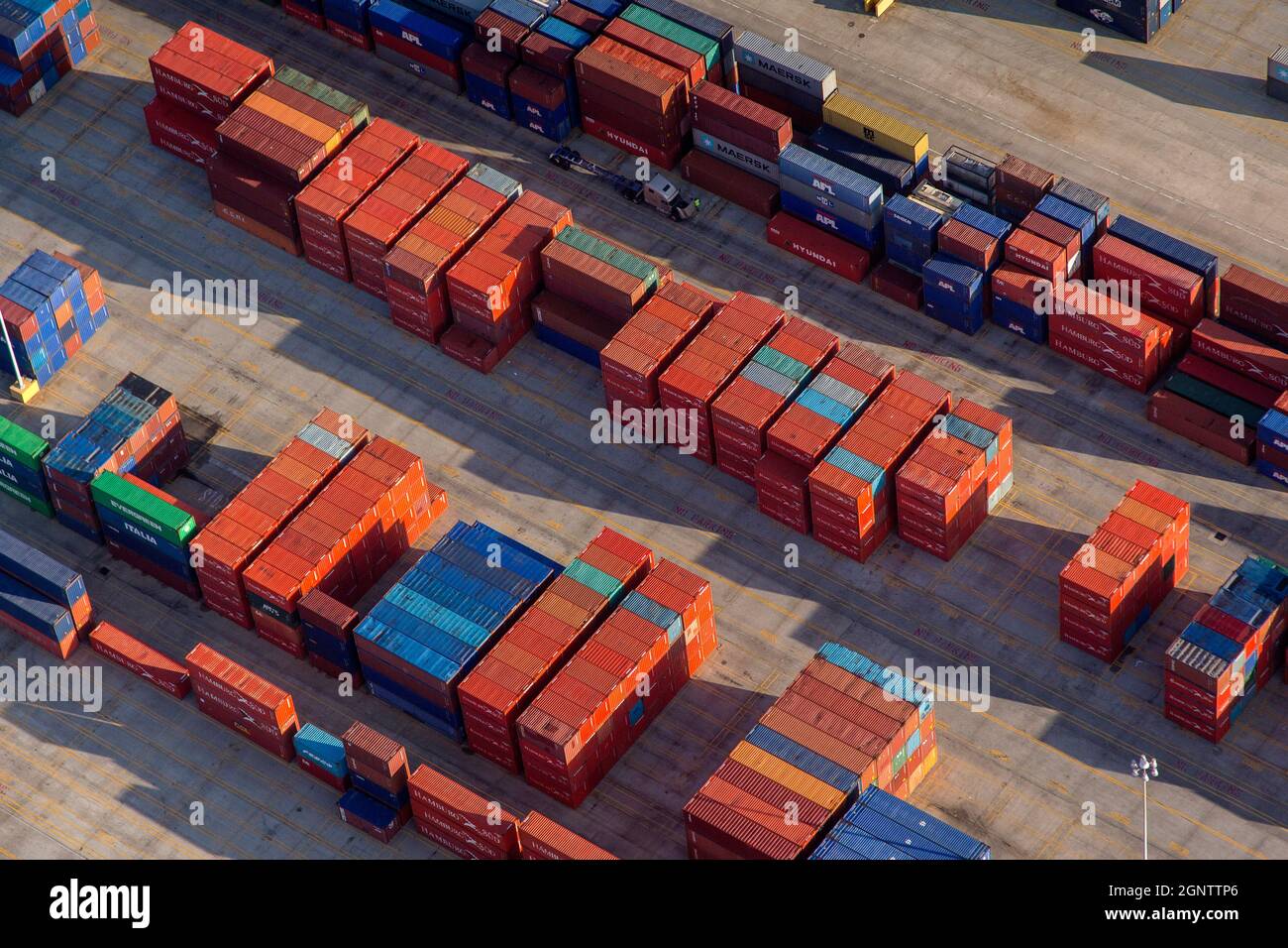Luftaufnahme des intermodalen Frachtcontainers und Frachtbetriebs am Charleston Ports Wando Welch Terminal in Mt Pleasant, South Carolina. Stockfoto