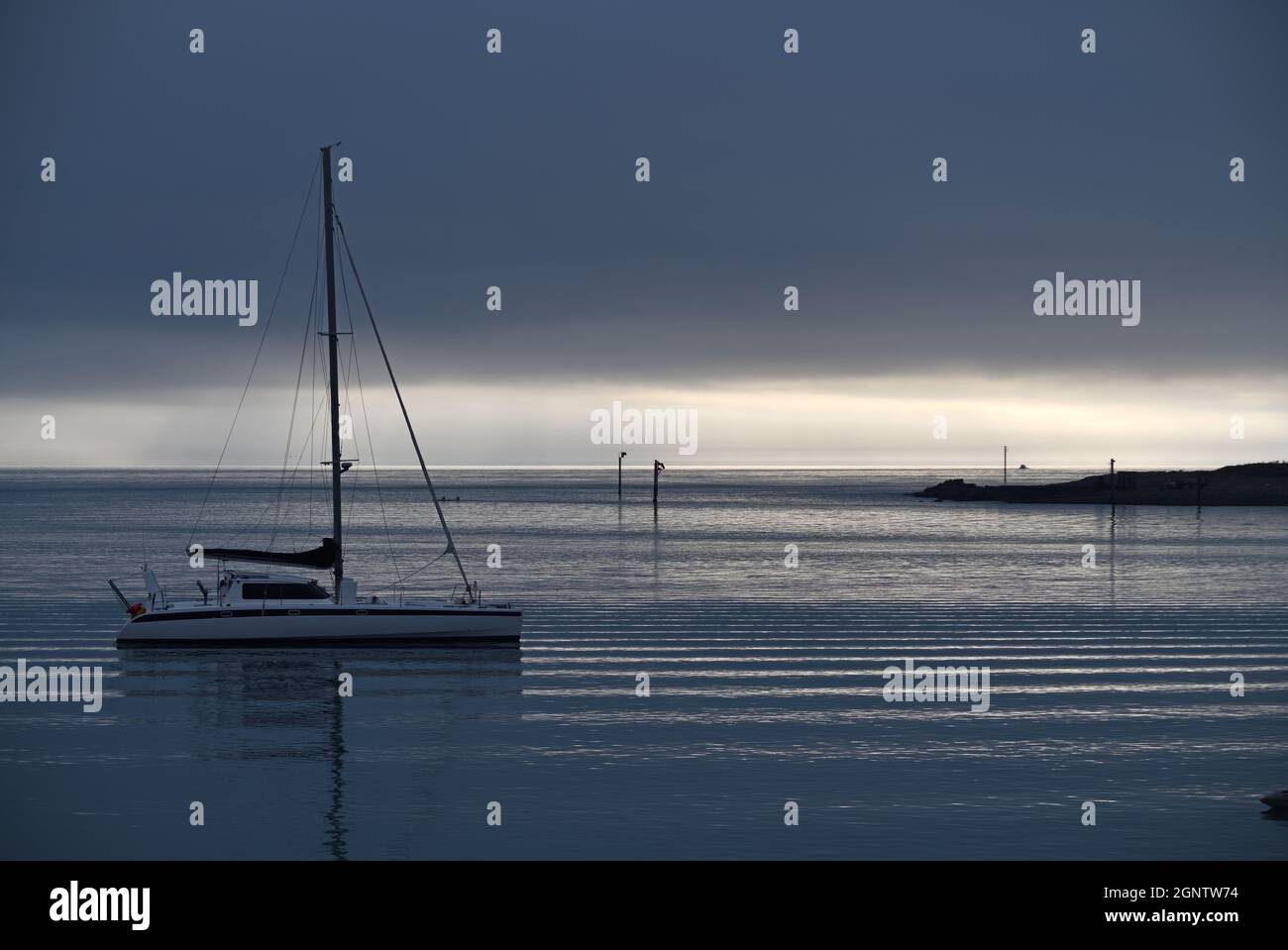 Ein Segelboot ruht an seinen Anlegestellen in Nelson, Neuseeland Stockfoto