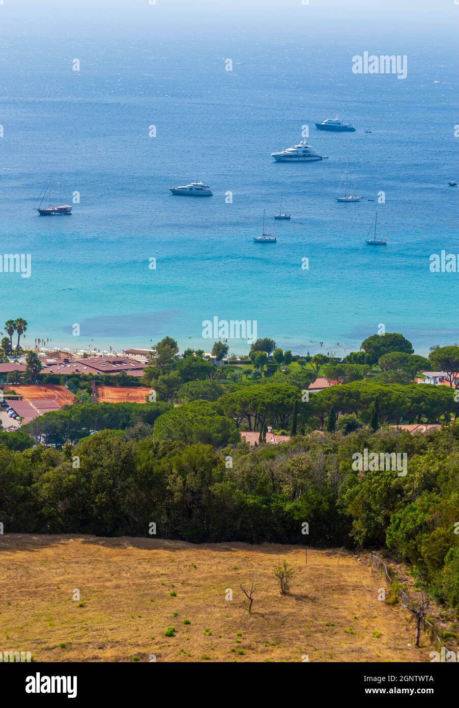 Luftlandschaftsansicht des Scagliola Strandes auf der Insel Elba in Itlay nahe der Küste der Toskana Stockfoto