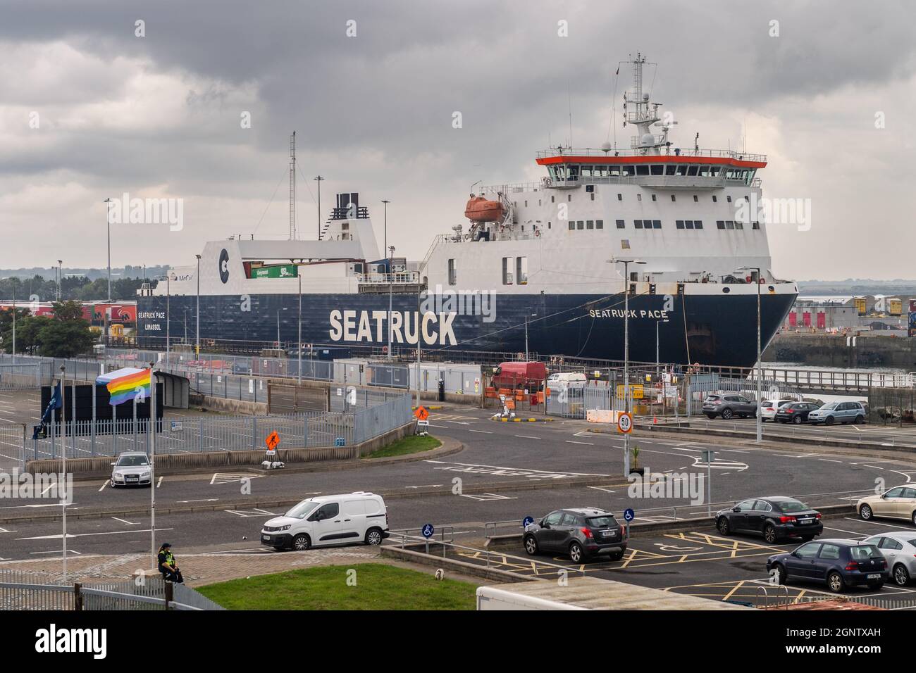 Seatruck RO-RO Schiff „Seatruck Pace“ vor dem Hafen von Dublin, Dublin, Irland. Stockfoto