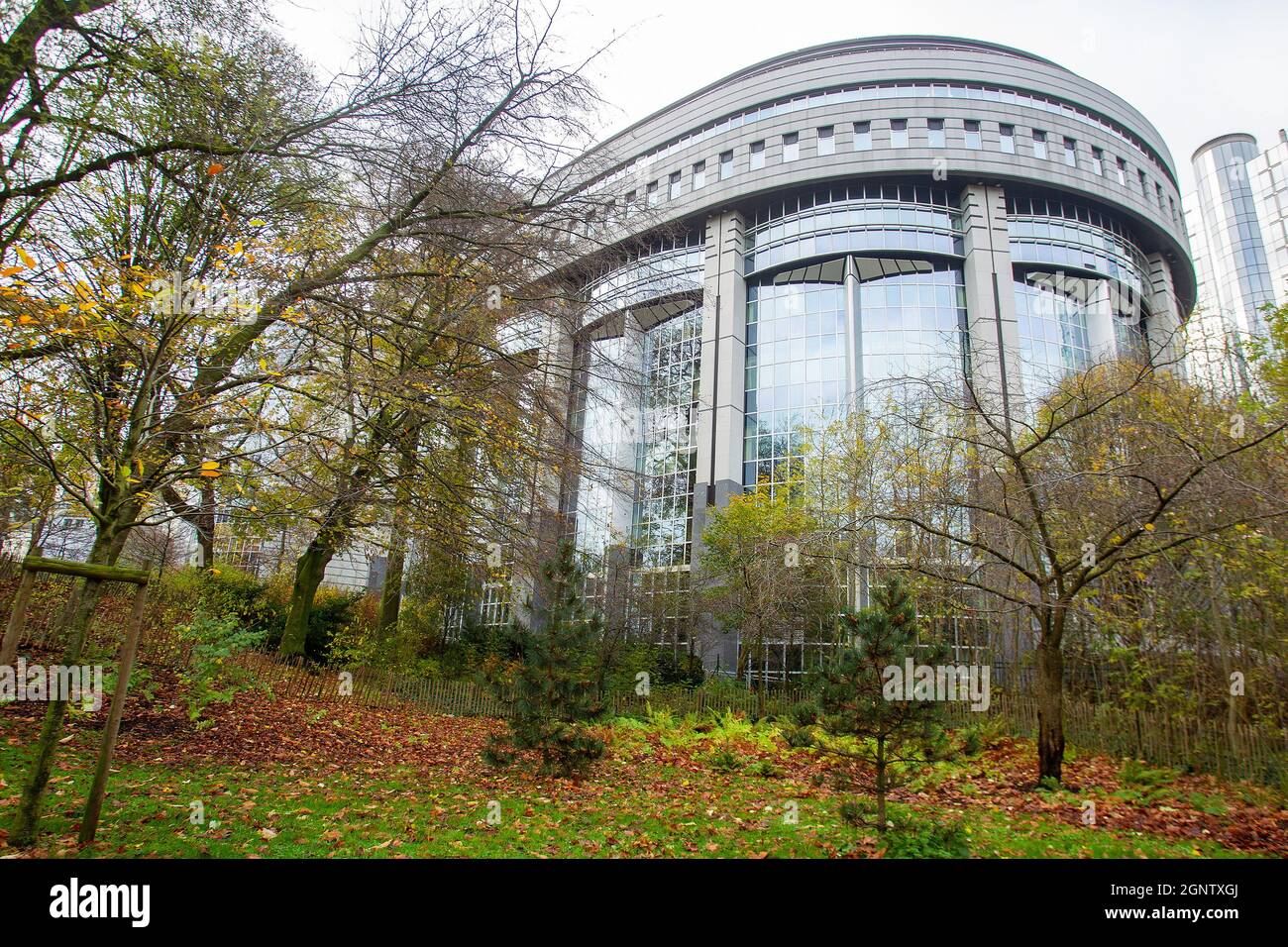 11-27-2015 Brüssel. EU-Gebäude und ein hübscher Park in der Nähe. Guten Herbsttag. Stockfoto