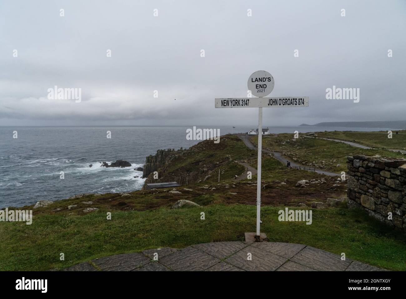 Cornwall, Großbritannien. September 2021. Das Land endet an John O'Groats Zeichen ist eines der berühmtesten Zeichen in Großbritannien. Es ist ein Marker für die südwestlich größte Spitze des Vereinigten Königreichs. Jedes Jahr machen Athleten und Abenteuer die Reise von John O Groats nach Lands End, oft durch Radfahren, Wandern, Laufen oder Fahren. Die Reise ist 874 Meilen lang. (Bild: © Edward Crawford/SOPA Images via ZUMA Press Wire) Stockfoto