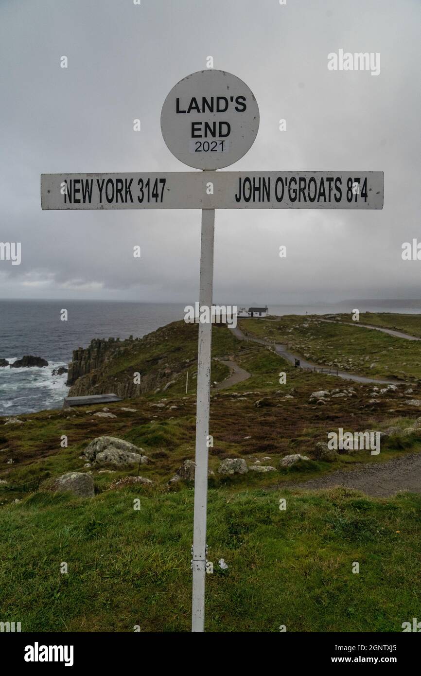 Cornwall, Großbritannien. September 2021. Das Land endet an John O'Groats Zeichen ist eines der berühmtesten Zeichen in Großbritannien. Es ist ein Marker für die südwestlich größte Spitze des Vereinigten Königreichs. Jedes Jahr machen Athleten und Abenteuer die Reise von John O Groats nach Lands End, oft durch Radfahren, Wandern, Laufen oder Fahren. Die Reise ist 874 Meilen lang. (Bild: © Edward Crawford/SOPA Images via ZUMA Press Wire) Stockfoto