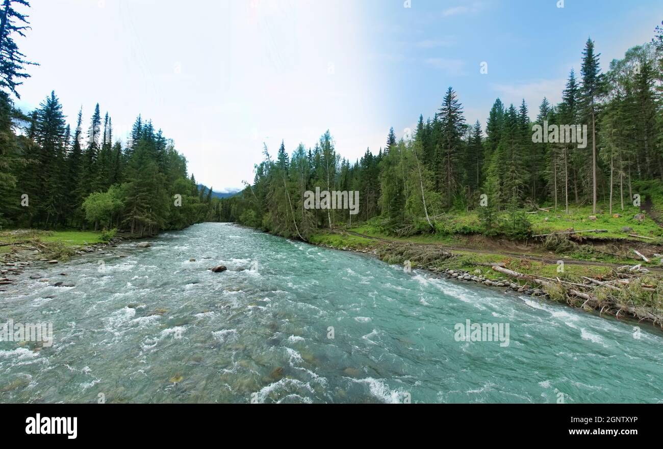Geographie, Physiographie. Panorama des Altai-Gebirges (Sporen) und der Täler mit gemischten Bergwäldern und Gebirgsfluss mit rauer Strömung. Die Mo Stockfoto