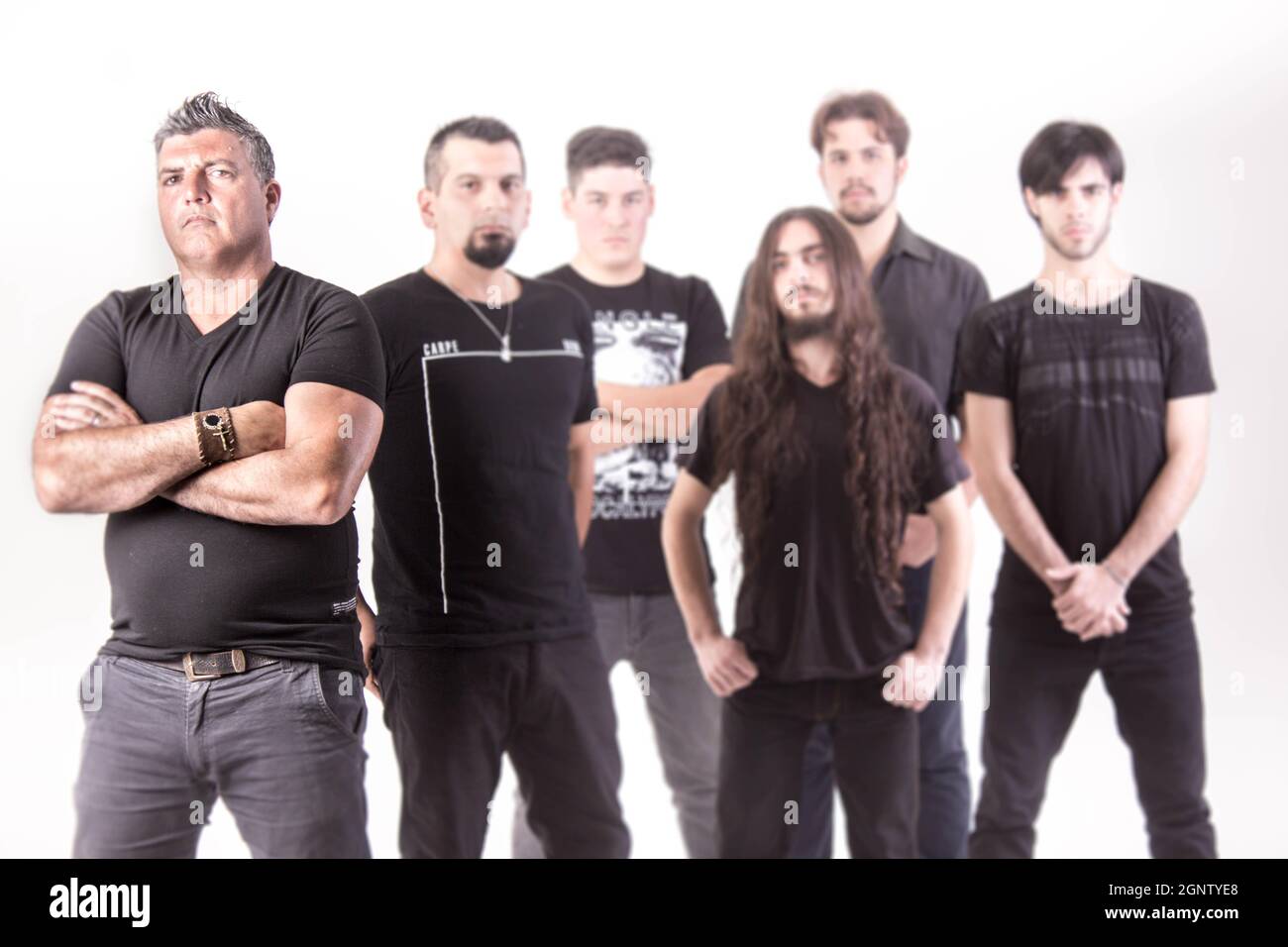 Bandportrait mit weißem Hintergrund im Studio Stockfoto