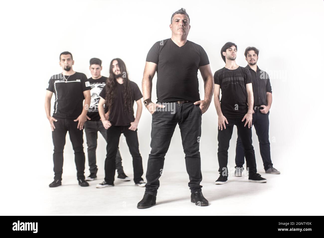 Bandportrait mit weißem Hintergrund im Studio Stockfoto