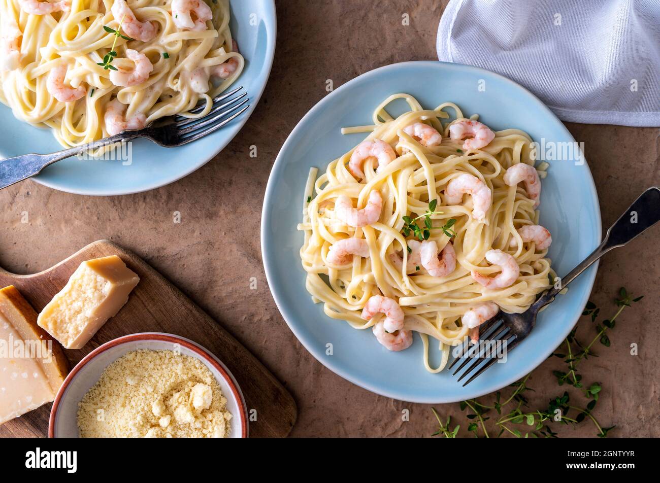 Köstliche hausgemachte Kaltwasser-Garnelen und Kräuterlinguine mit Schnittlauch und Thymian. Stockfoto