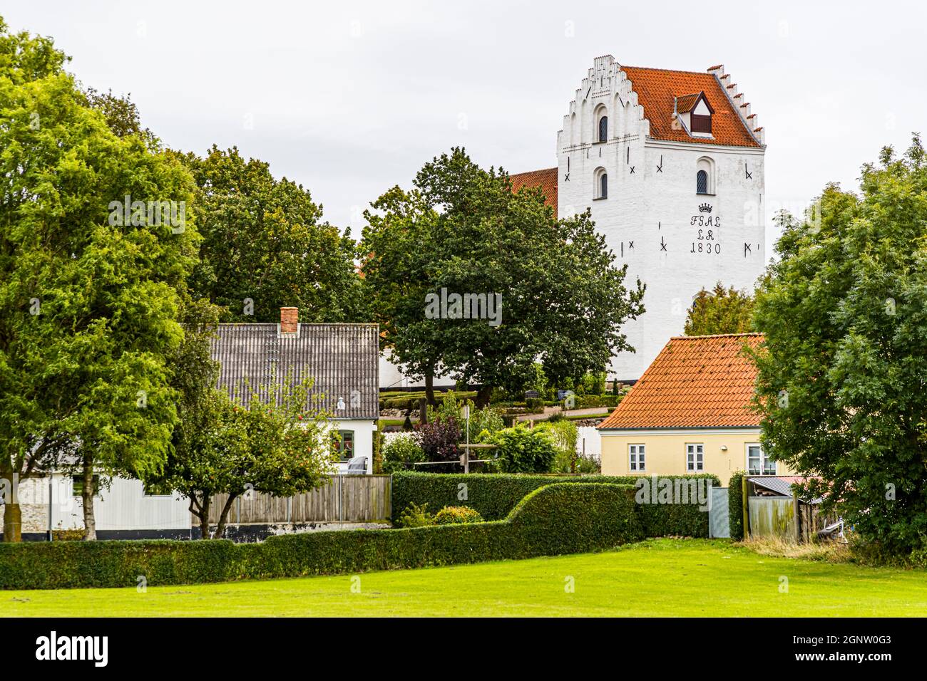 Alle Kirchen im Fyn-Archipel sind schneeweiß und haben rote Dächer. Die Kirche von Tullebølle auf Langeland ist eine der schönsten. Es stammt aus dem Mittelalter, das Jahr 1830 markiert das Jahr der Renovierung. Tullebølle, Langeland, Dänemark Stockfoto