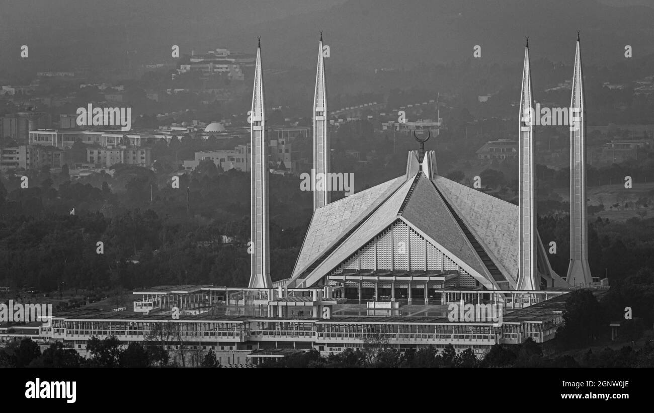 Graustufenaufnahme der Faisal-Moschee in Islamabad, Pakistan Stockfoto