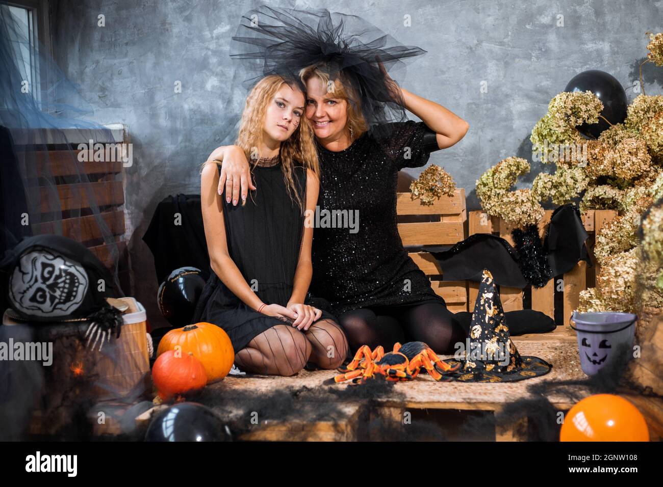 Mama mit Kindern Mädchen Tochter 12 Jahre unter Dekor mit orange und schwarzen Tönen für halloween viel Spaß und Zeit zu verbringen Stockfoto