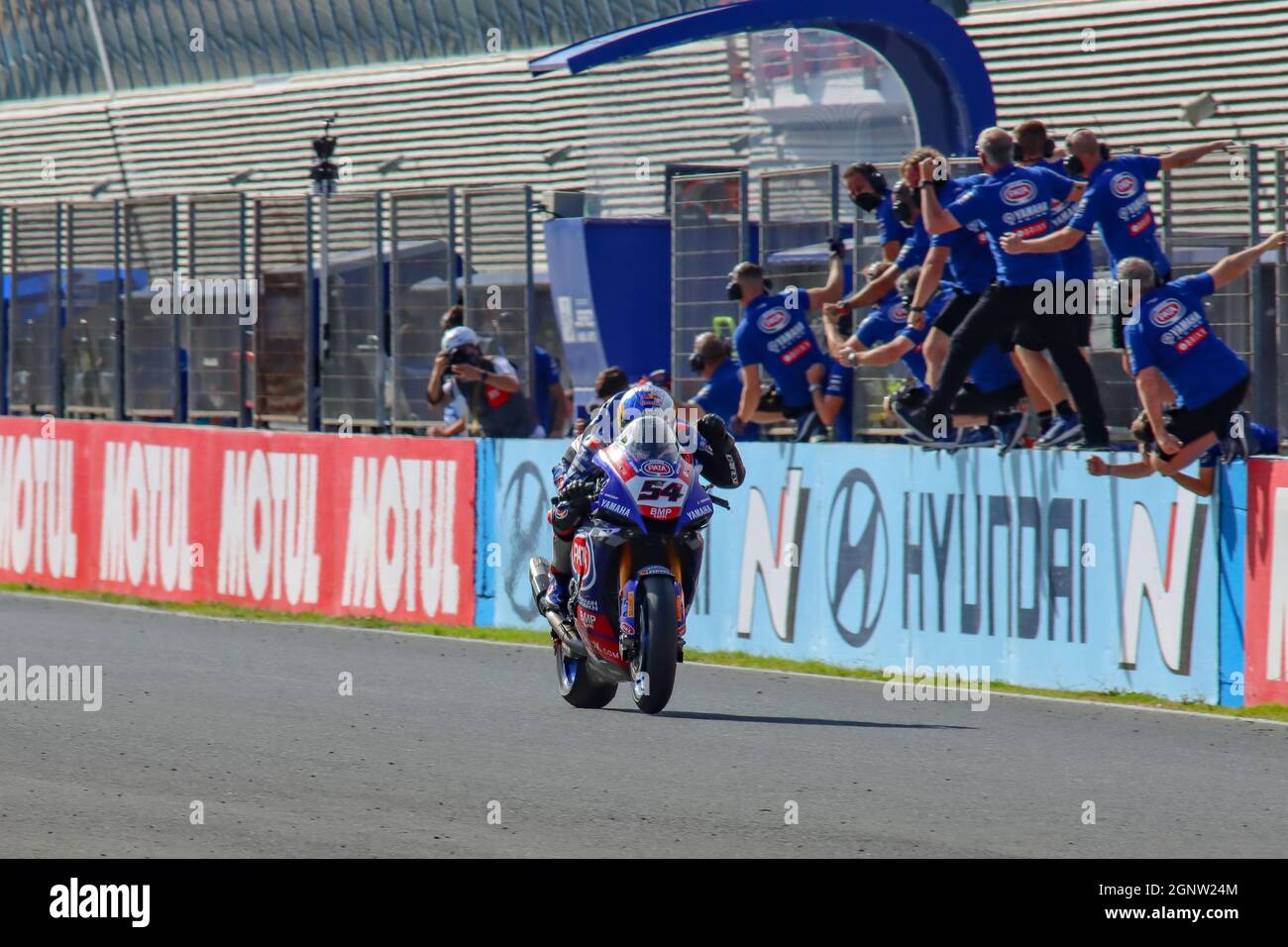 WSBK 2021 Superbike, # 54 Toprak Razgatlioglu Rennsieger mit Team an der Wand Stockfoto