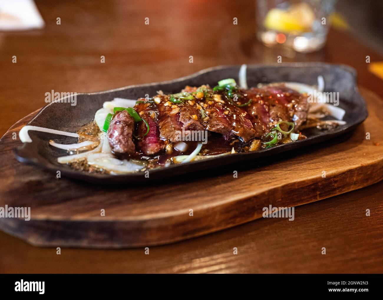 Rindfleisch-Teriyaki im Luxusmaßstab in einem chinesischen Restaurant mit verschwommenem Hintergrund Stockfoto